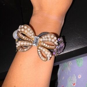 Betsey Johnson Bow Bracelet Womens OS Gold Excellent Vintage Crystal Pearl Sign